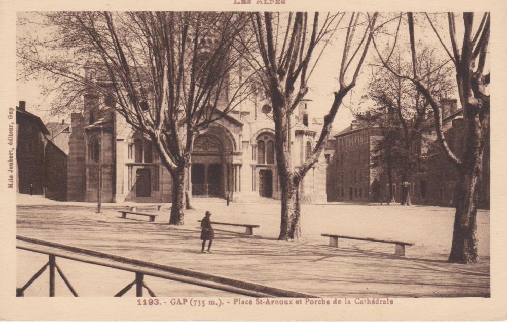 Gap - Place St Arnoux et Porche de la Cathédrale