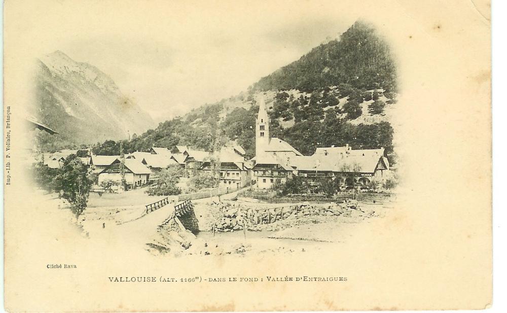 Vallouise (alt 1166m) dans le fond Vallée d'Entraigues