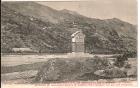 Réotier Route Nationale de Gap à Briançon sur laquelle se trouve un monument élevé à la mémoire d'un voyageur tué par une avalanche