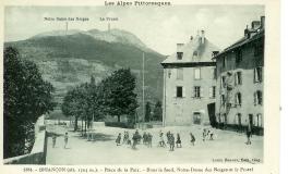 Briançon (alt.1204m) - Place de la Paix - Dans le fond Notre Dame des Neiges et le Prorel