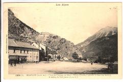 Briançon (1321m) - Place du Champ de Mars , Route d'Italie, à gauche le Fort des Salettes , à droite le Fort Janus ( 2514m)