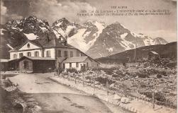 Co du Lautaret - L'Hospice (2075m et le Jardin alpin. Au Fond, Le Glacier de l'Homme et Pic du Bec de l'Homme (3457m)