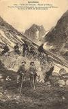 Vallée des Etançon - Massif de l'Oisans - Le guide Raymond accompagnant une reconnaissance d'Officiers- Au fond , la Barre des Ecrins (4103m)