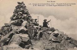 Sommet de la Grande-Ruine, 3754m - Pyramide élevée par les Guides de M Helbronner - Le Guide Auguste Mathonnet et son fils