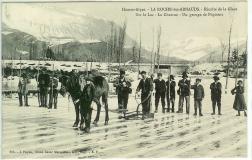 La Roche des Arnauds Récolte de la galce sur le lac un groupe de piqueurs