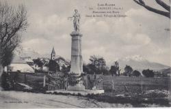 Chorges ( 864m) Monument aux Morts - Dans le fond , Village de Chorges