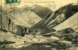 Camp de la Paré - Dans le fond , les Aiguilles d'Arves