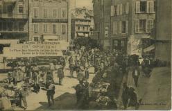 La Place Jean Marcellin un jour de marché, entré de la rue Pérolière