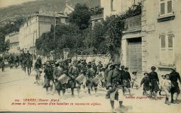 Serres, Avenue de Nyons, Arrivée d'un bataillon en manoeuvre alpines