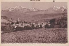 Chorges (865m) - Vue Générale prise de l'Est - Les montagnes du Gapençais et le Chapeau de Napoléon