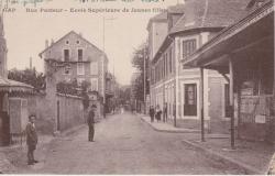 La Rue Pasteur, Ecole Supérieure de Filles